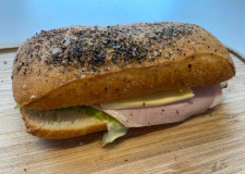 Stor sandwich med skinke og ost