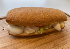 Stor sandwich med æg og rejer